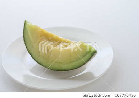 fresh cut melon 105773456