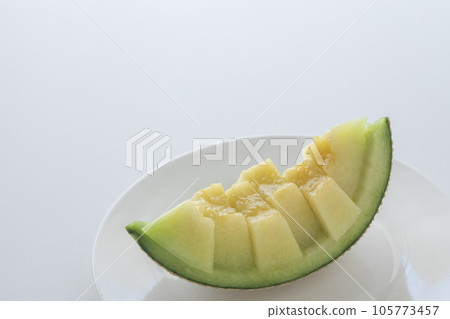 ripe cut melon 105773457