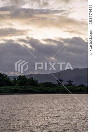 Summer 2023 Dawn at Kyo Yakushiji Temple in western Nara Gradually brightening sky ② Summer 2023 Dawn at Kyo Yakushiji Temple in western Nara Gradually brightening sky ② 105774455