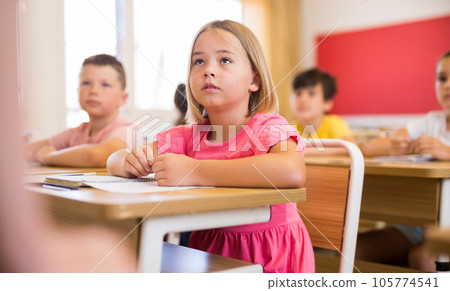 Kids sitting in classroom 105774541