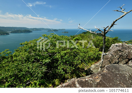 A view of the islands floating in Yuasa Bay from the Myoe Shonin Nishi-Shirakami Ruins (Kenashi Island, Karimo Island, Takashima) A view of the islands floating in Yuasa Bay from the Myoe Shonin Nishi-Shirakami Ruins (Kenashi Island, Karimo Island, Takashima) 105774611