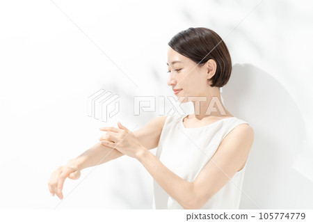 Beauty woman sunshine 105774779