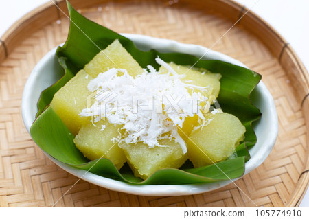 Steamed tapioca cake or cassava cake with grated coconut 105774910