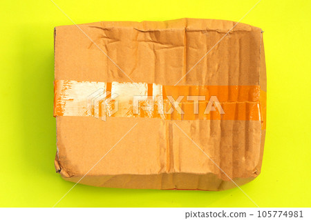 Bardboard box on green background Bardboard box on green background 105774981