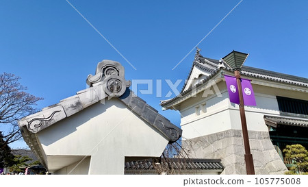 岡崎城正門和藍天映襯下的瓷磚牆<岡崎公園/愛知縣岡崎市> 岡崎城正門和藍天映襯下的瓷磚牆<岡崎公園/愛知縣岡崎市> 105775008