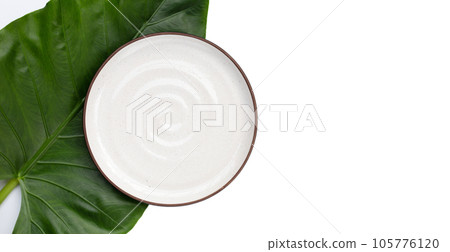 Empty plate on green leaf 105776120