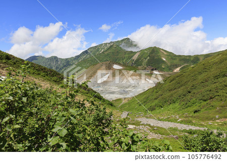初夏的北阿爾卑斯山室堂和地獄谷 初夏的北阿爾卑斯山室堂和地獄谷 105776492
