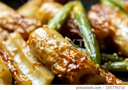 Stir-fried chikuwa and garlic sprouts (stir-fried with sauce and sesame seeds), cooking scene. Stir-fried chikuwa and garlic sprouts (stir-fried with sauce and sesame seeds), cooking scene. 105776710