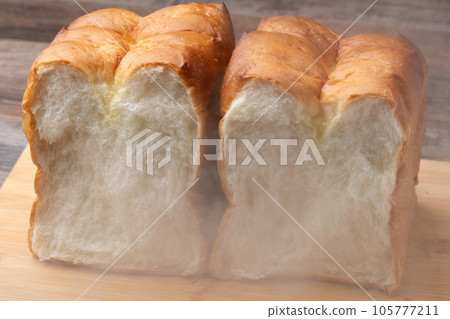 剛出爐的麵包蒸 剛出爐的麵包蒸 105777211