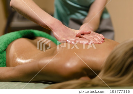 Woman receive massage 105777316