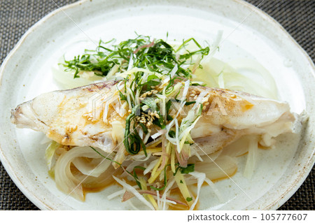 中式清蒸鯛魚。 105777607