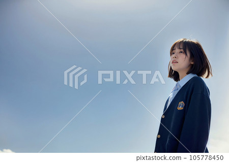 女高中生對著藍天哭泣AI生成 105778450