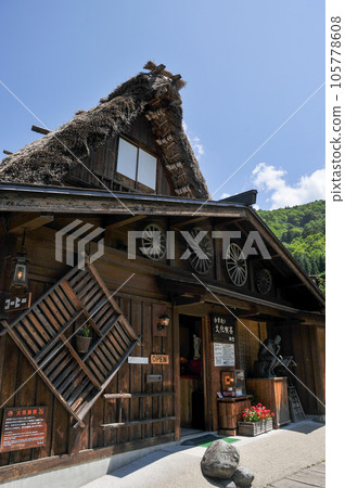 Beautiful scenery of World Heritage Shirakawa-go Gassho-zukuri style 105778608