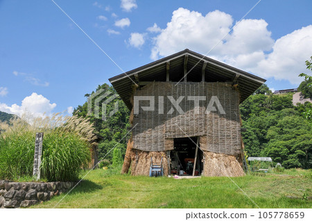 Beautiful scenery of World Heritage Shirakawa-go Gassho-zukuri style 105778659