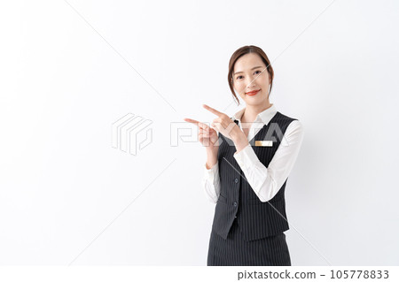 穿著制服的女人指著 105778833