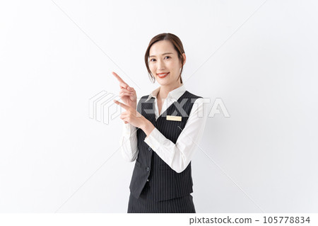 穿著制服的女人指著 105778834