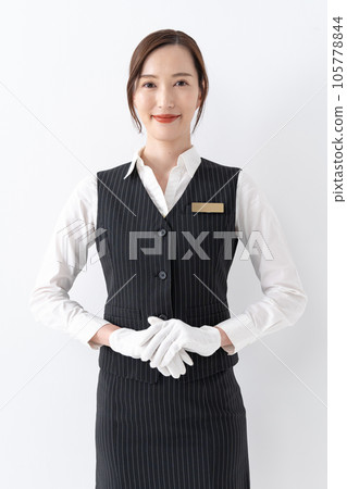 穿著制服、戴白手套的女人 105778844