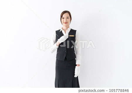 穿著制服、戴白手套的女人 105778846