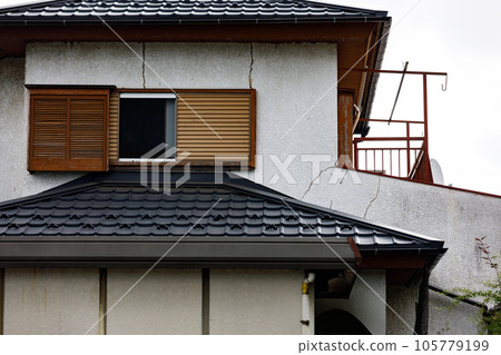Cracks in the exterior wall paint of the house 105779199