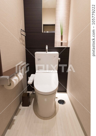 新建公寓里幹淨的廁所 新建公寓里幹淨的廁所 105779222