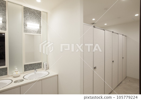 新建公寓里幹淨的廁所 105779224