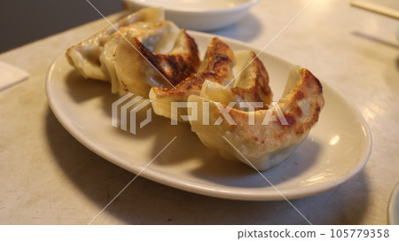 Gyoza  105779358