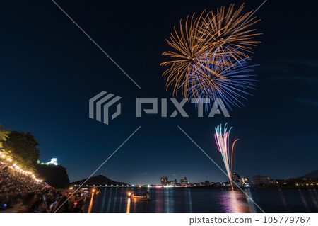 犬山城和煙花日本萊茵河夏季節長跑煙花 105779767