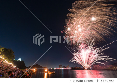 犬山城和煙花日本萊茵河夏季節長跑煙花 105779768