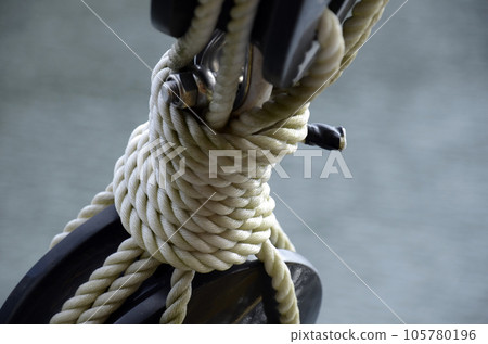 rope and pulley 105780196