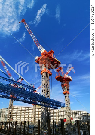 在施工現場的塔式起重機 在施工現場的塔式起重機 105780224