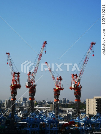 在施工現場的塔式起重機 在施工現場的塔式起重機 105780251