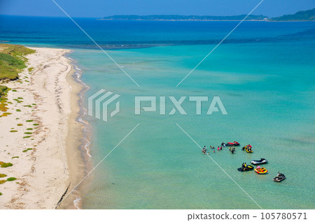 Tsunoshima's beautiful sea and blue sky 105780571