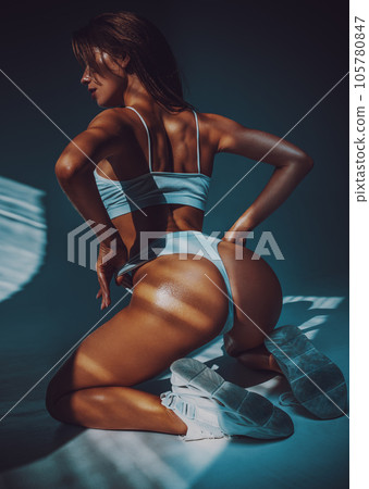 Young fitness woman 105780847