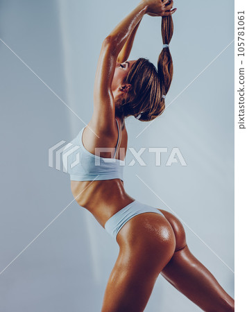 Young fitness woman 105781061