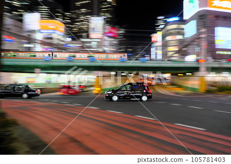 新宿大學警衛隊上運行的出租車 新宿大學警衛隊上運行的出租車 105781403
