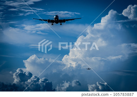 一架飛機在被成熟的積雨雲包圍時進入 一架飛機在被成熟的積雨雲包圍時進入 105783887