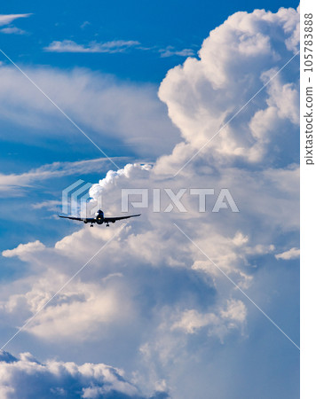 一架飛機在被成熟的積雨雲包圍時進入 一架飛機在被成熟的積雨雲包圍時進入 105783888