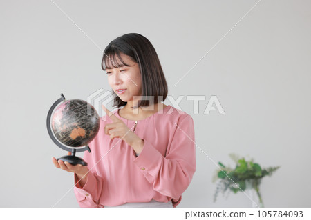一個女人拿著地球儀,尋找一個微笑的地方_1 一個女人拿著地球儀,尋找一個微笑的地方_1 105784093
