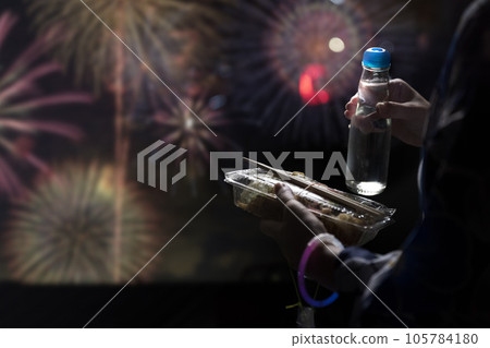人們拿著炒麵和彈珠汽水看煙火，不露面 105784180