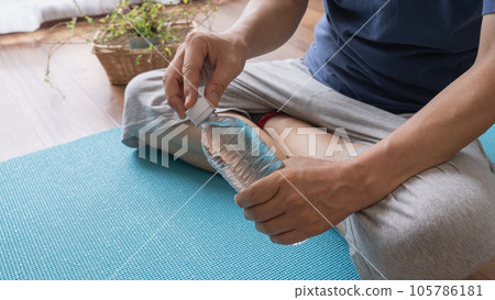 Hydration during exercise │ Yoga, stretching, muscle training, etc. Image Hydration during exercise │ Yoga, stretching, muscle training, etc. Image 105786181