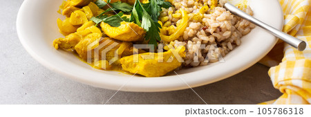 Healthy lunches with brown rice and chicken 105786318