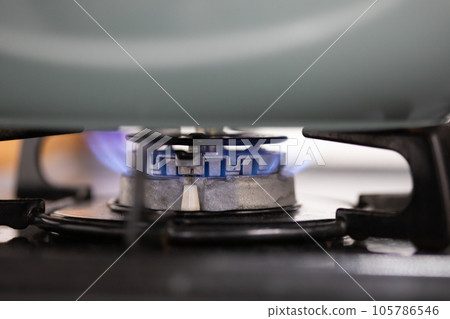 煮飯時瓦斯爐著火照片素材 105786546