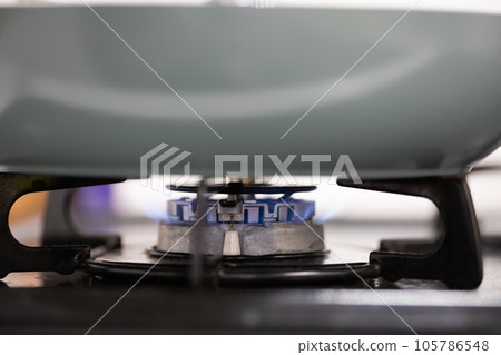 煮飯時瓦斯爐著火照片素材 105786548