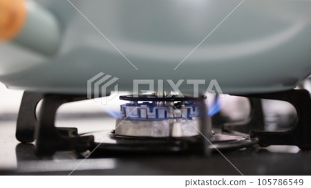 煮飯時瓦斯爐著火照片素材 105786549