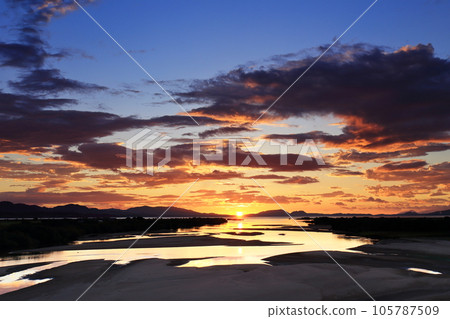 島根縣出雲市的宍道湖和日出 島根縣出雲市的宍道湖和日出 105787509