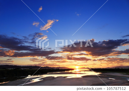 島根縣出雲市的宍道湖和日出 島根縣出雲市的宍道湖和日出 105787512