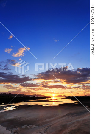 島根縣出雲市的宍道湖和日出 島根縣出雲市的宍道湖和日出 105787513