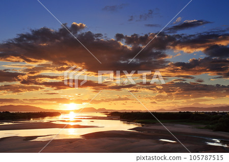 島根縣出雲市的宍道湖和日出 105787515