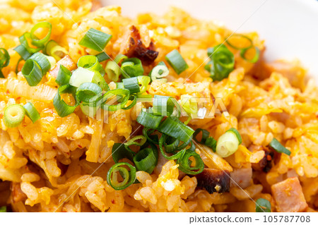 泡菜炒飯(蔥澆頭)特寫。 泡菜炒飯(蔥澆頭)特寫。 105787708