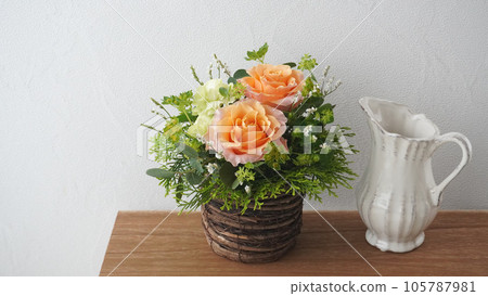 Rose flower arrangement on the white wall Rose flower arrangement on the white wall 105787981